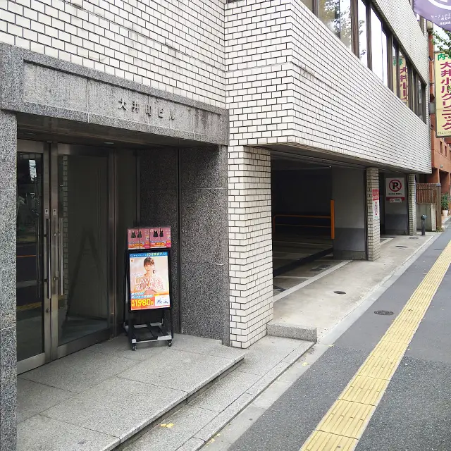 一階が駐車場となっているビルの7階です